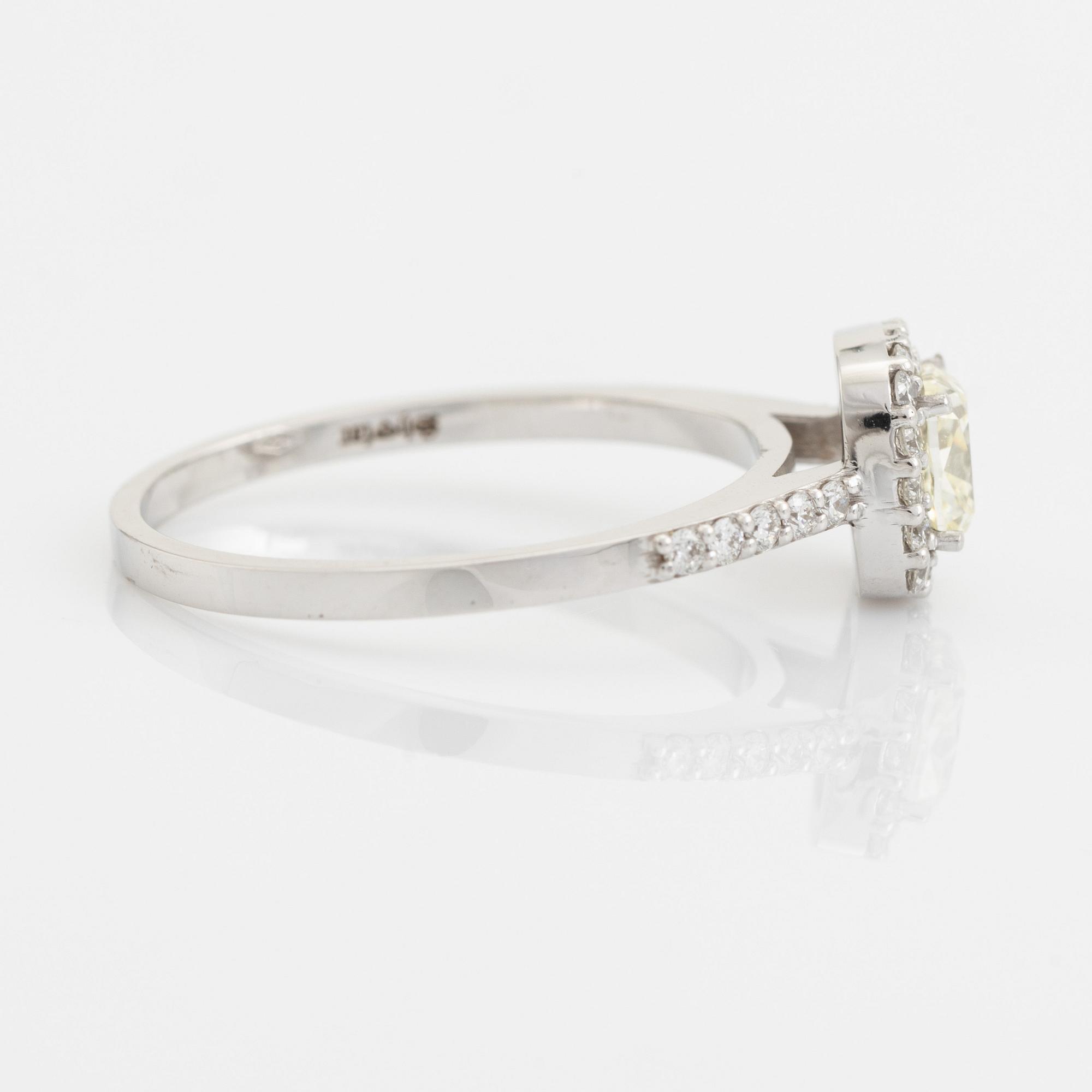Ring med cushionslipad diamant och briljantslipade diamanter.