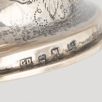 26 silver items, including plates from GAB Guldsmedsaktiebolaget Stockholm, 1950.