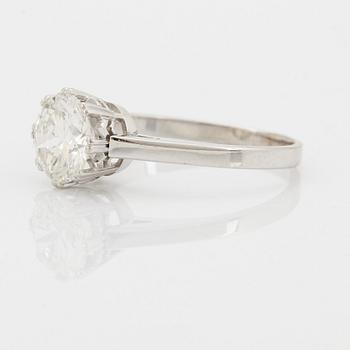 Ring 18K vitguld med en rund briljantslipad diamant 1.86 ct enligt gravyr kvalitet ca G/H si/i.