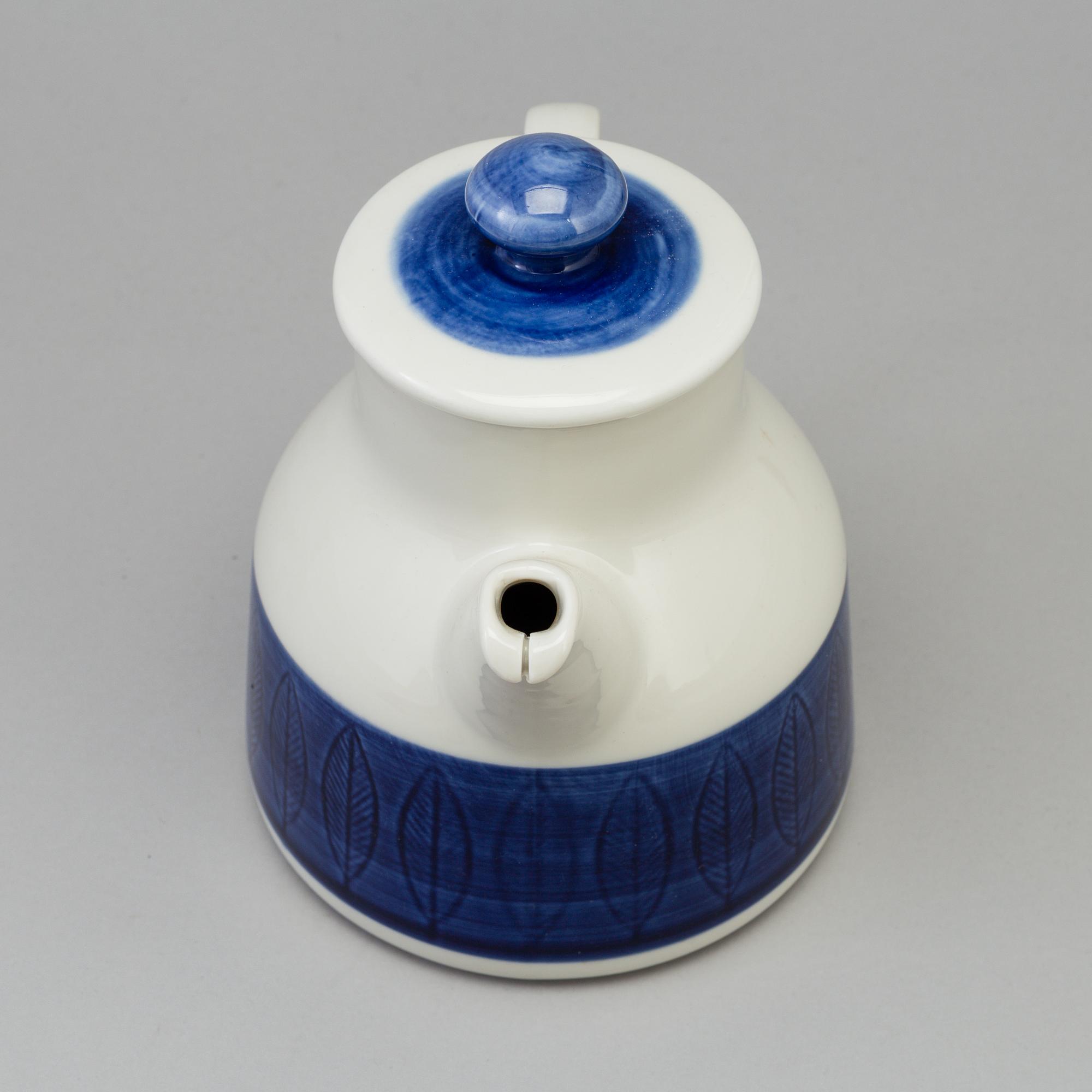 HERTHA BENGTSSON, servisdelar, 24 delar porslin, "Koka blå", Rörstrand, i produktion 1956-1988.