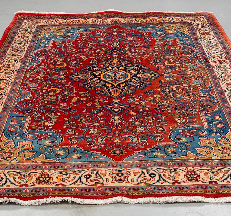 A CARPET, Mahal/Sarouk, ca 305 x 215 cm.
