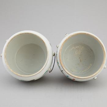 A group of two famille rose jars with covers, Qing dynasty, late 19th century.