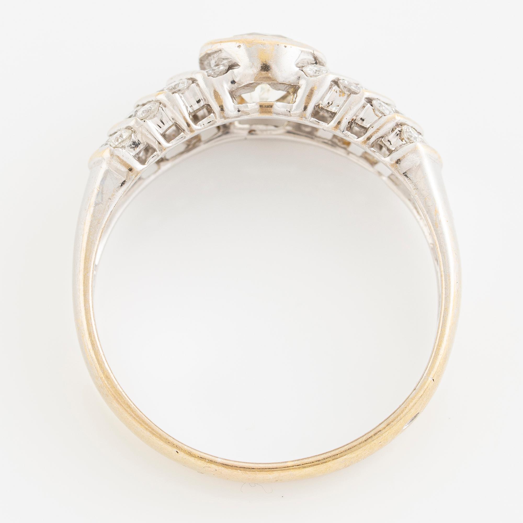 Ring 18K gold with round brilliant-cut diamonds.