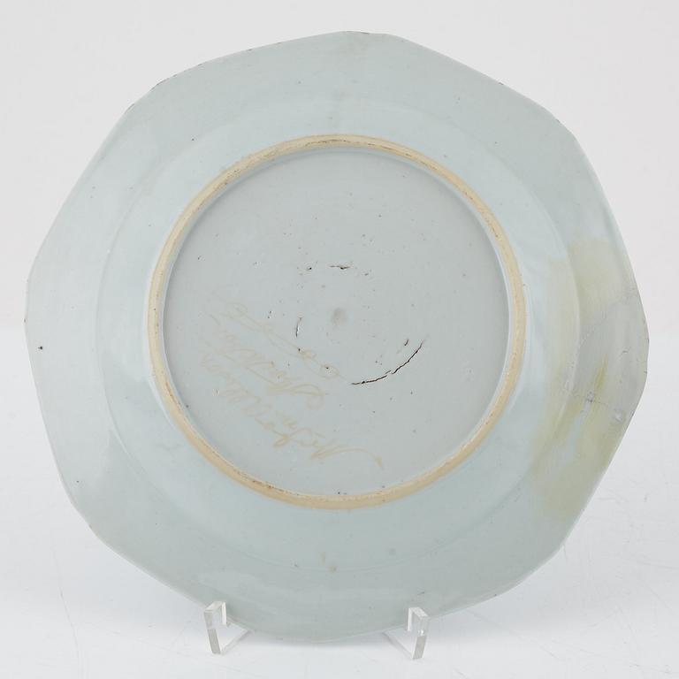 Terrin med lock, tallrik och smörterrin med lock och fat, porslin, Kina, 1700- och 1800-tal.