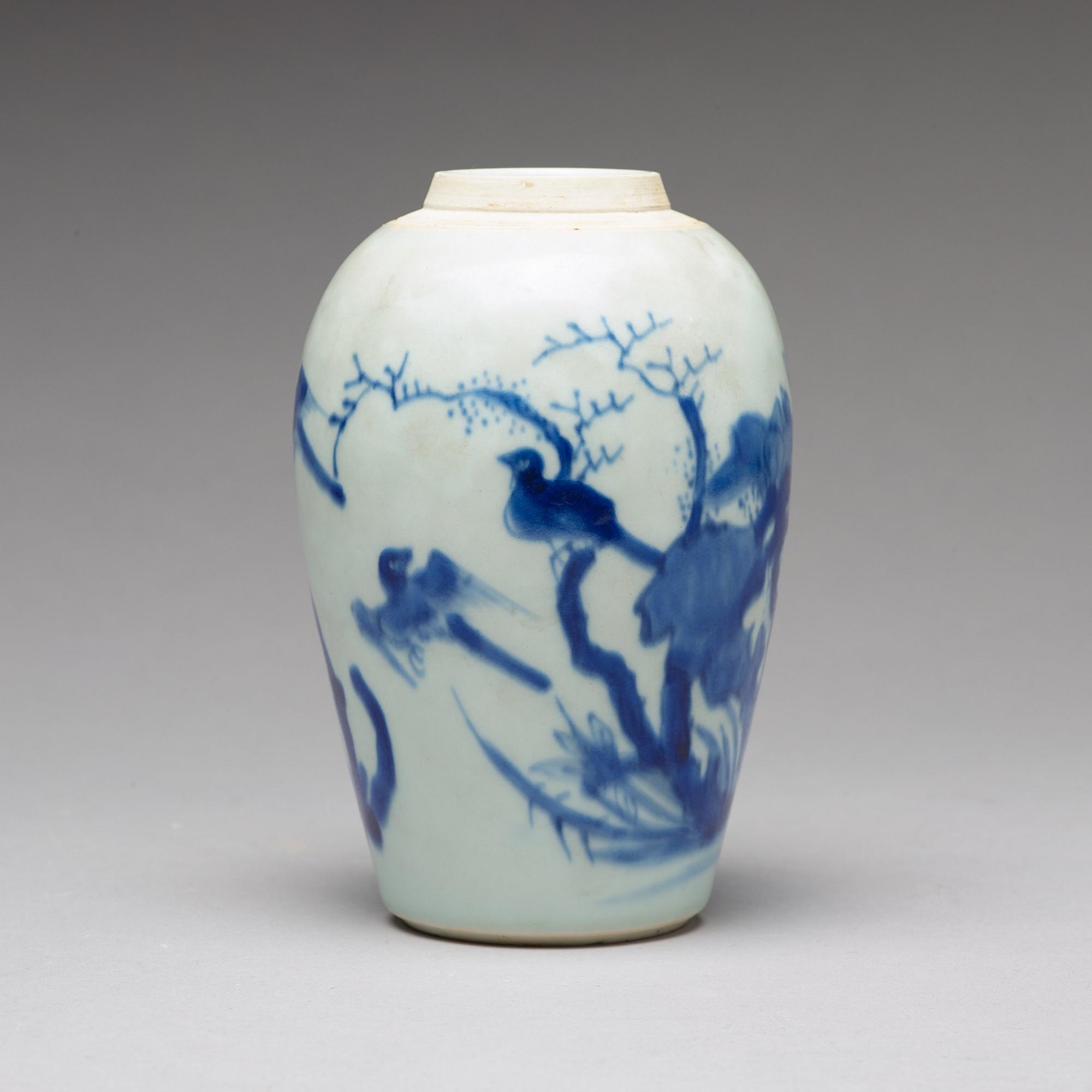 A blue and white Transitional vase, 17th Century.