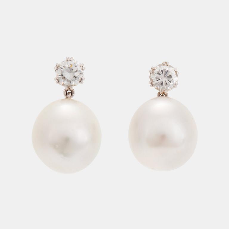 Ett par örhängen 18K vitguld med runda briljantslipade diamanter och odlade pärlor.