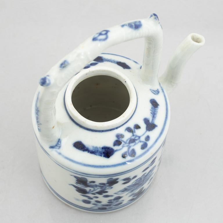 A porcelain teapot, China, Qing dynasty, 18-th century.