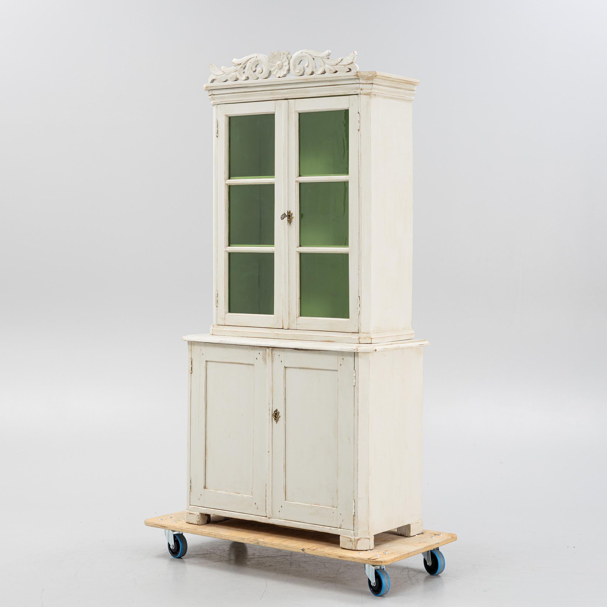 A painted vitrine cabinet from around the year 1900.