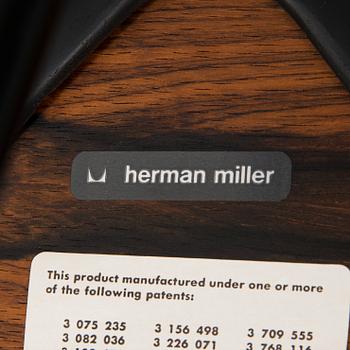 Charles ja Ray Eames, nojatuoli ja rahi, "Lounge chair" Herman Miller 1970-luku.