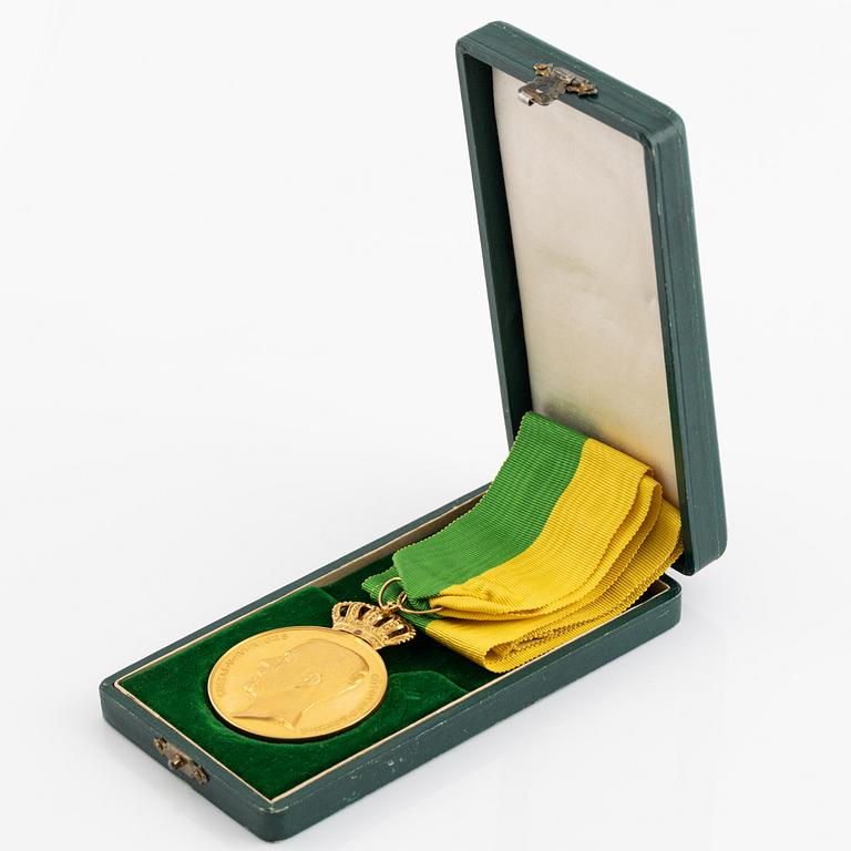 A Swedish gold medal, Kungliga Patriotiska Sällskapet, in case.with ribbon, 1942.