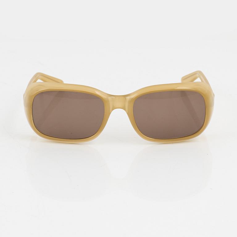 Gucci, a pair of beige sunglasses.