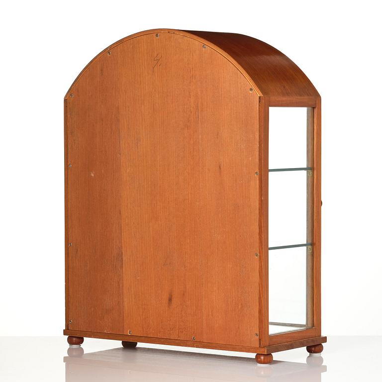 Josef Frank, bordsvitrin, modell B 2070, Firma Svenskt Tenn, före 1985.