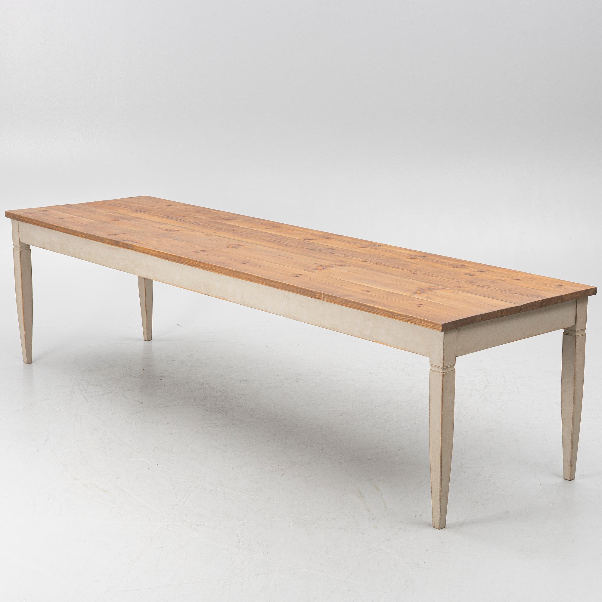 Matbord, samtida tillverkning.