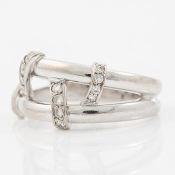Engelbert a ring 18K white gold with round brilliant-cut diamonds.