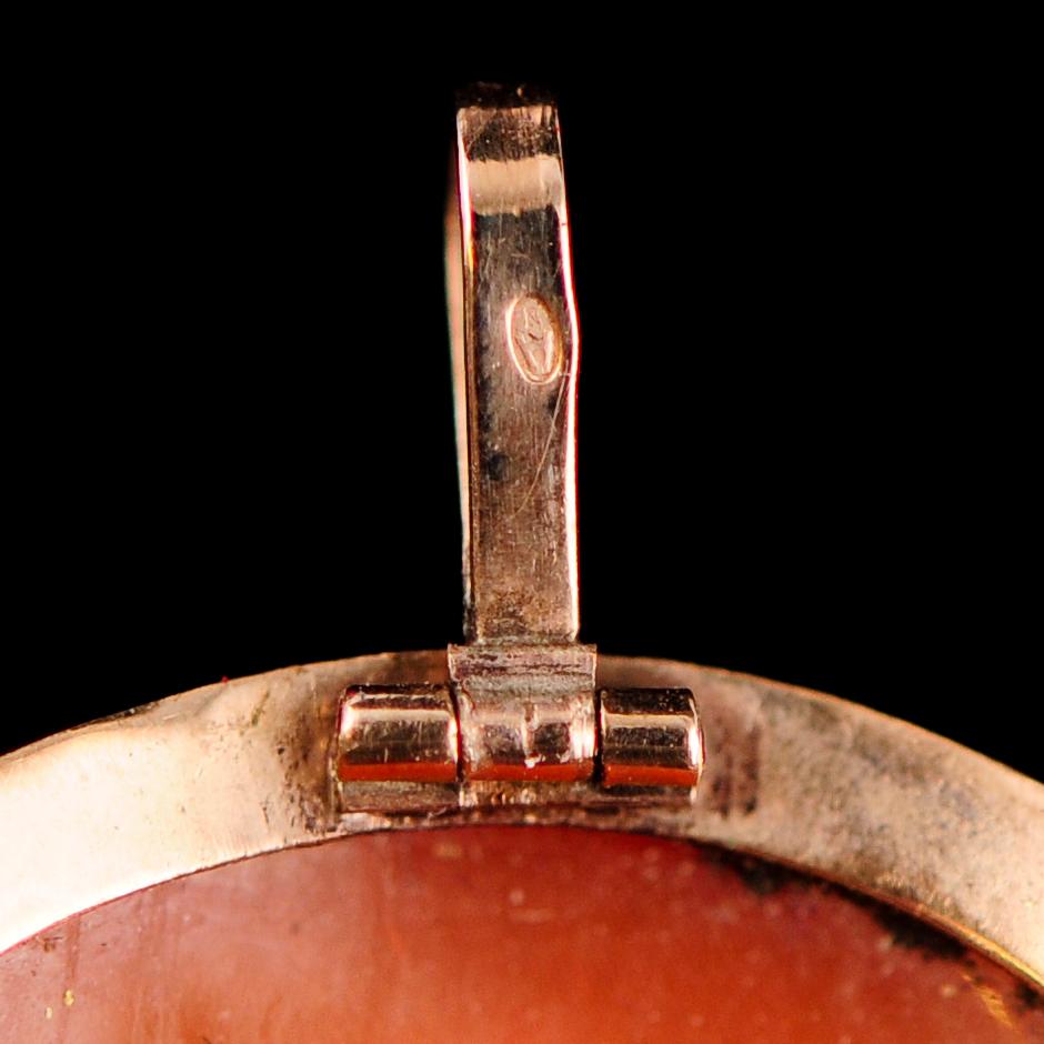 HÄNGE, guldram, med kamé.