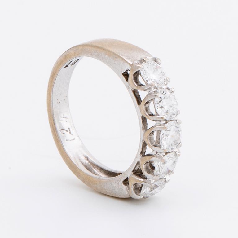 RING 18K vitguld m 5 briljanter 1,24 ct totalt ingraverat.