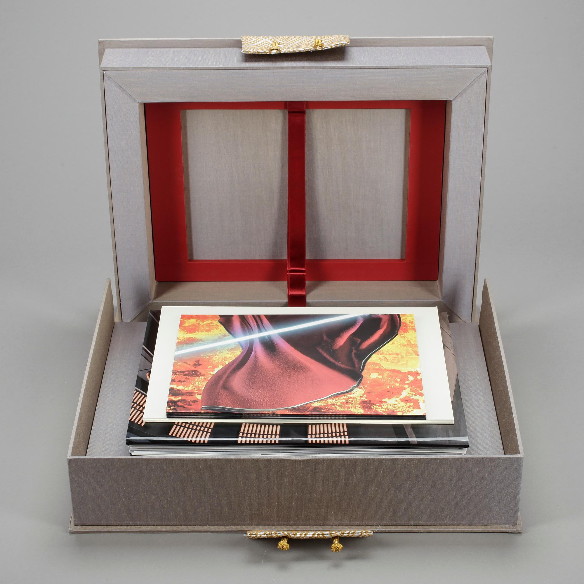 BOK, "Dressing a Galaxy" (Star Wars), begränsad upplaga om 1000 ex, numrerad 637, signerad av Trisha Biggar, 2005.