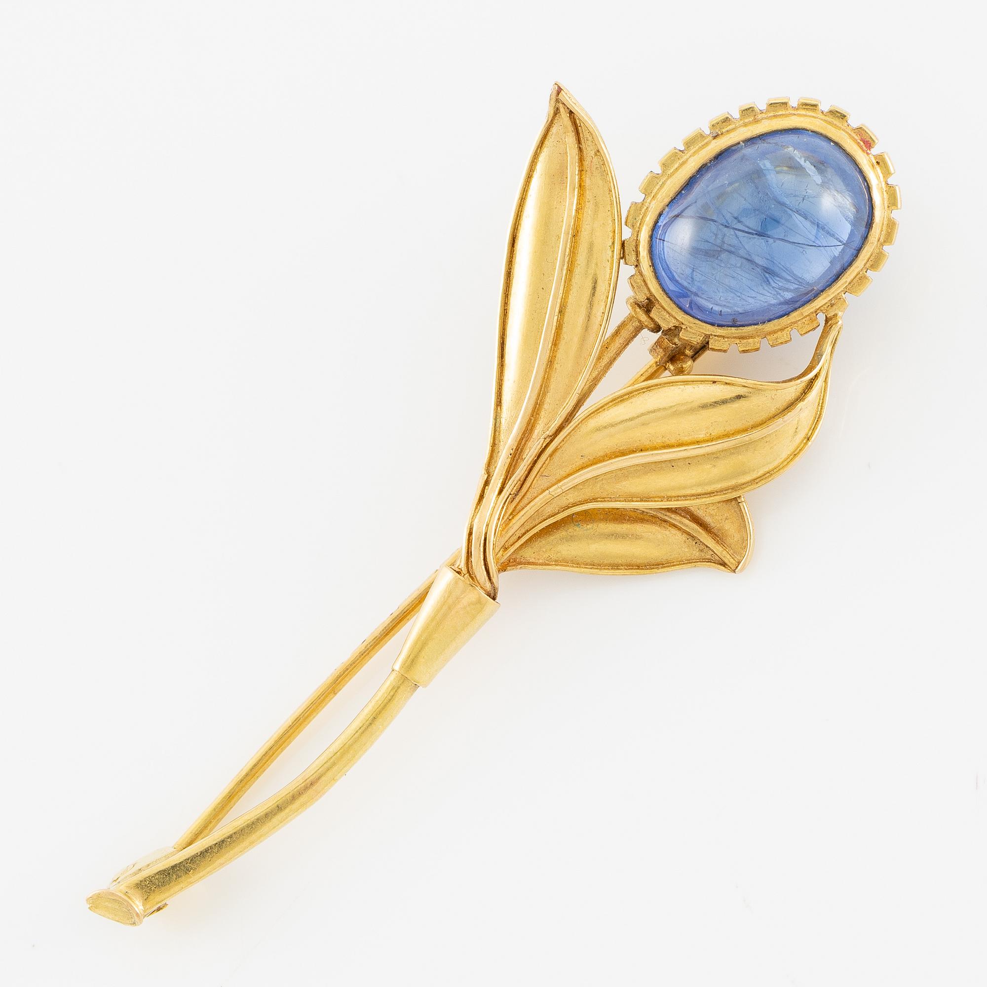 Brosch, 18K guld i form av blomma med cabochonslipad safir.