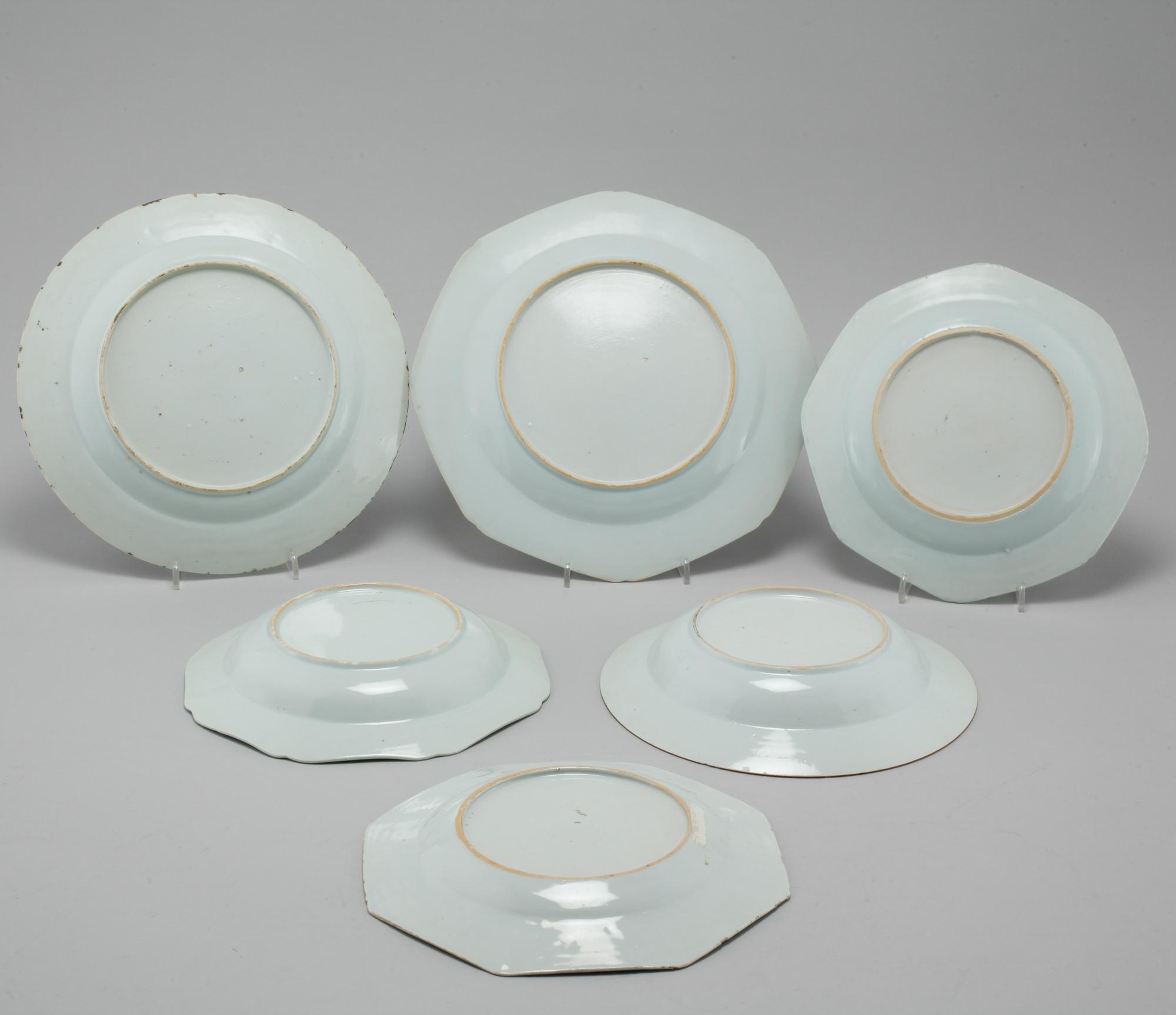 Four Chinese dinner plates and two Chinese serving dishes from Qing Dynasty, Qianlong period.