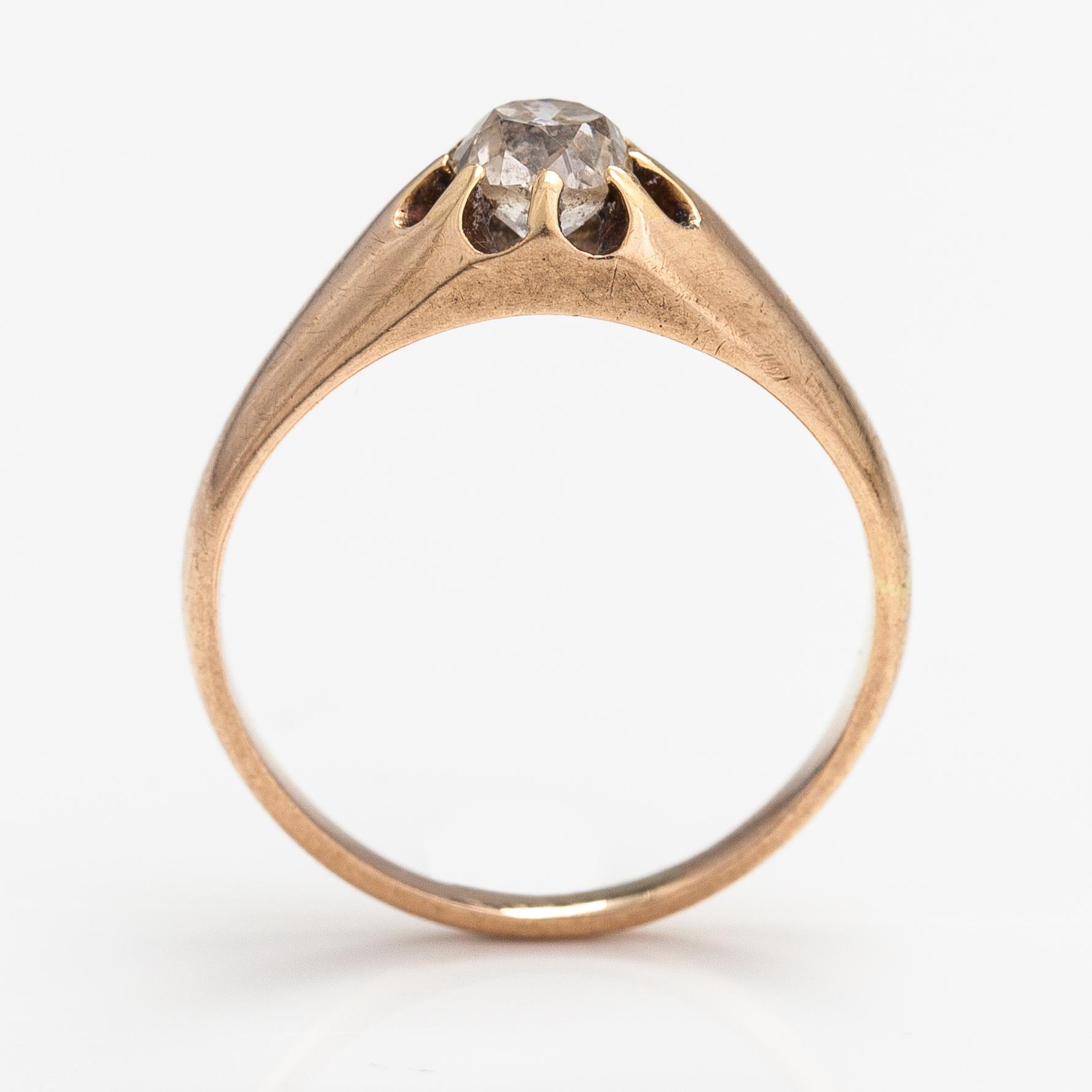 A 9K gold ring with an old-cut diamond ca. 0.44 ct.