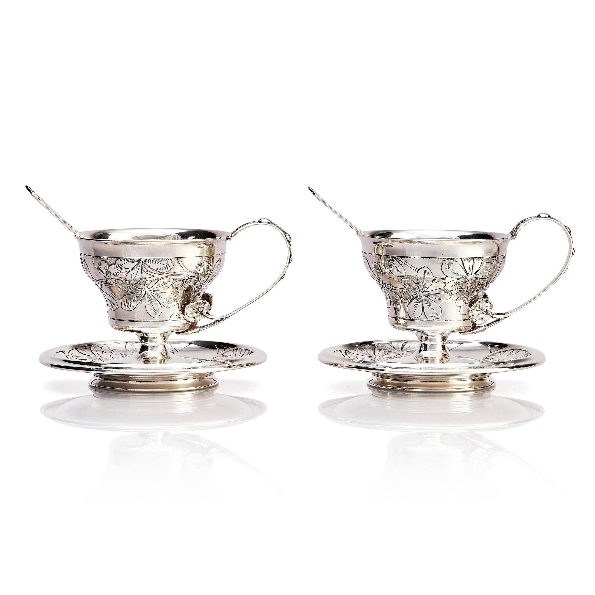 Teodor Werner & Co, ett par tekoppar med fat och skedar, silver, sannolikt Warzawa, 1899-1904.