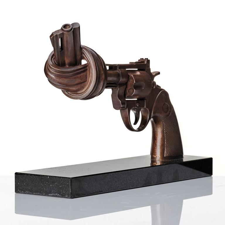 Carl Fredrik Reuterswärd, "Non-Violence Knotted Gun".