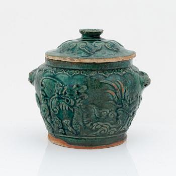 A green glazed jar with cover, China, 19th Century.