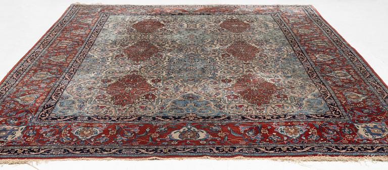 An antique Tabriz carpet, approx. 353 x 268 cm.