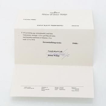 Ring carmoséring med smaragd och krans av briljanter.