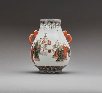 VAS, Kina 1900-talets första hälft, porslin, botten med Qianlongs märke.