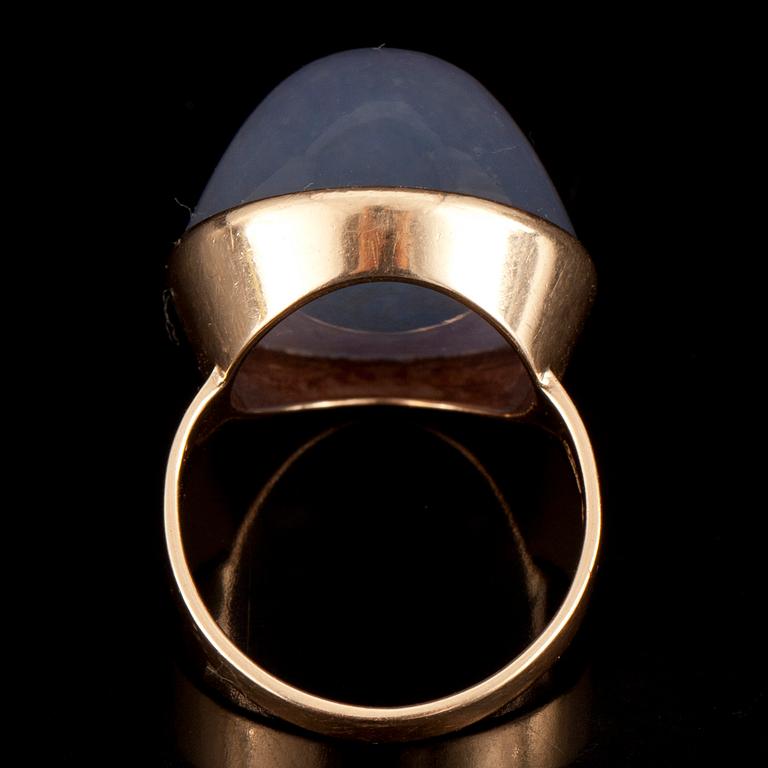 RING, guld 14K, cabochonslipad kalsedon. Olavi Nupponen, Kaunis Koru 1961.