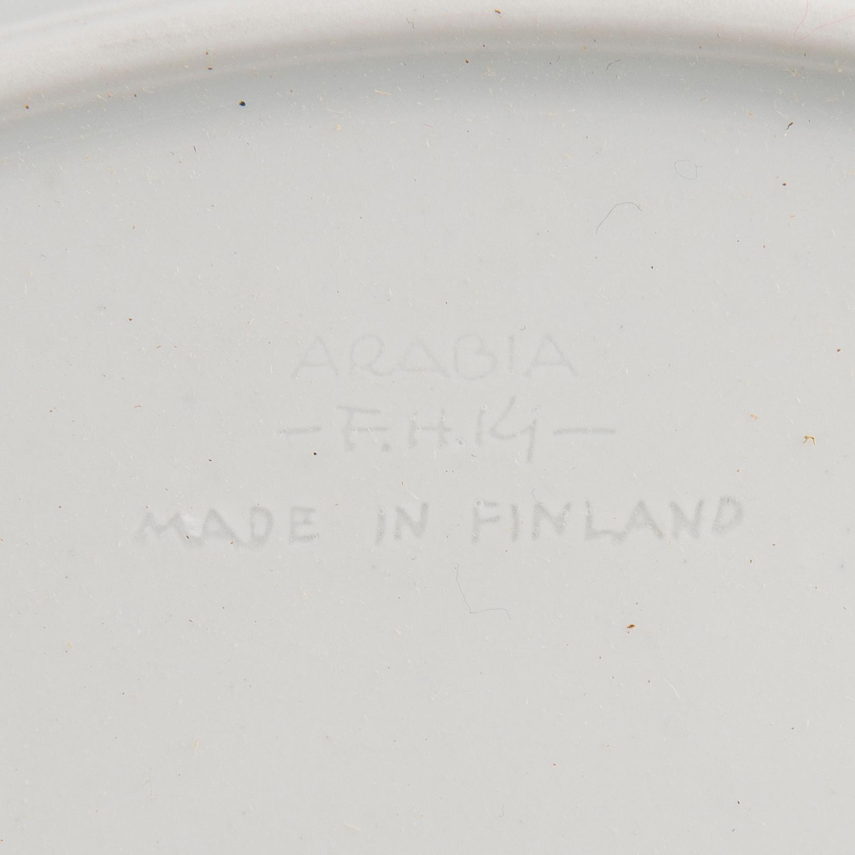 FRIEDL HOLZER-KJELLBERG, ASTIASTO, 34 osaa, "Helmi", riisiposliinia, signeeratut F.H.Kj. Arabia Finland.