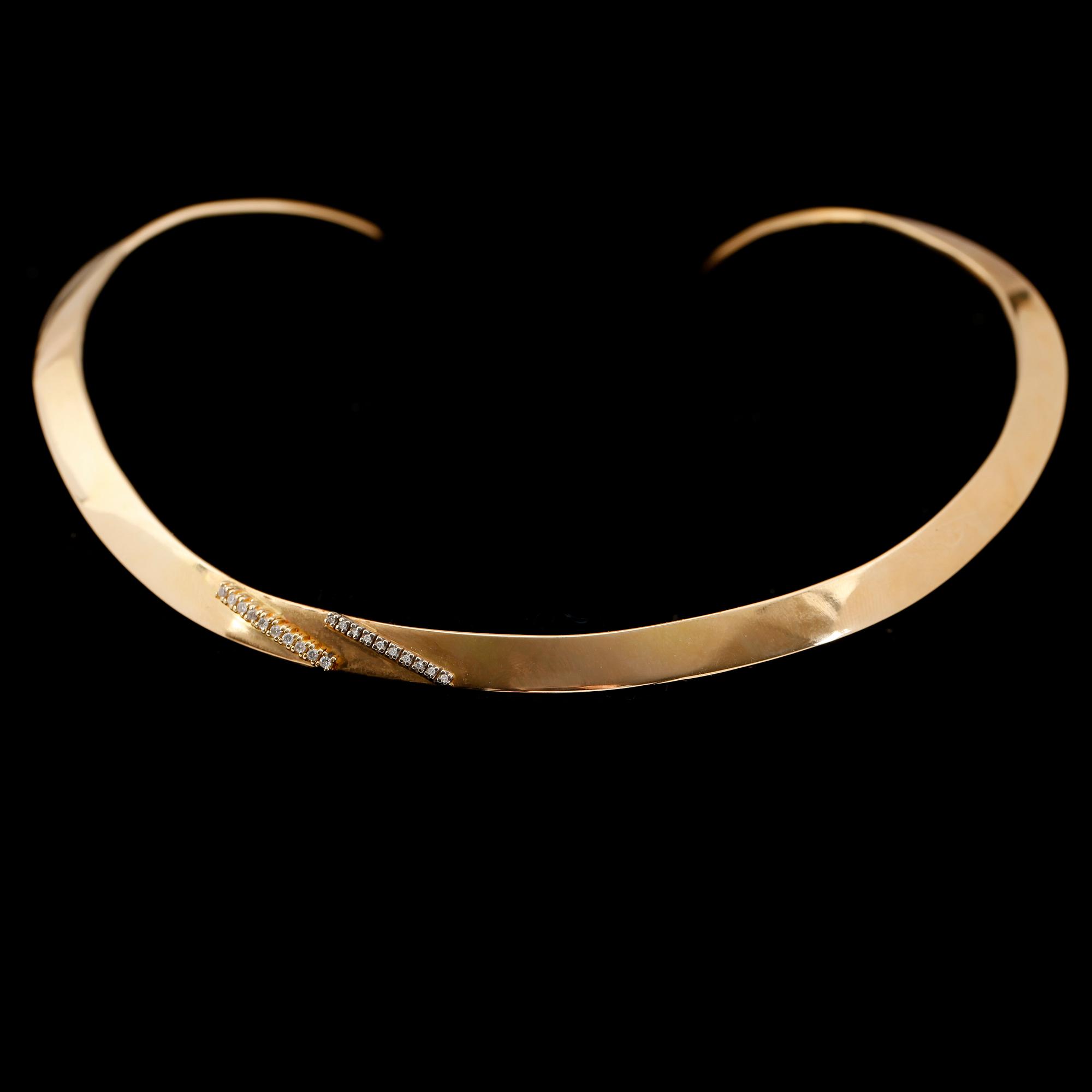 HALSRING, 18K guld, diamanter. Vikt ca 77 g.