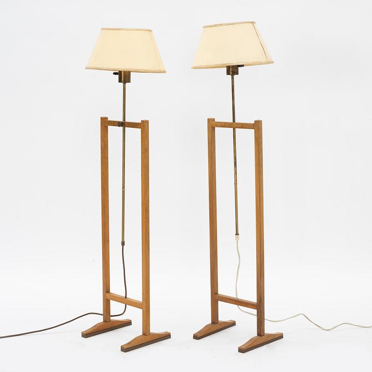 Josef Frank, golvlampor, 2 st, modell 2458 "Kryckan", Firma Svenskt Tenn.