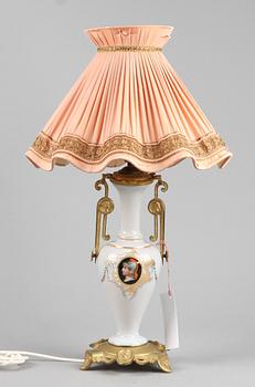 BORDSLAMPA, glas, nyrenässans. 1900-talets början.