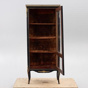 A Louis XVI-style display cabinet, around 1900.