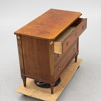 Byrå, sengustaviansk stil, 1900-talets första hälft.