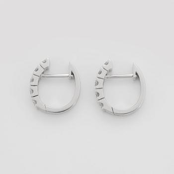 ÖRHÄNGEN med briljantslipade diamanter.