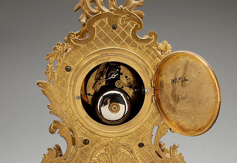 BORDSPENDYL, mässing, Louis XV stil, 1900-talets början.