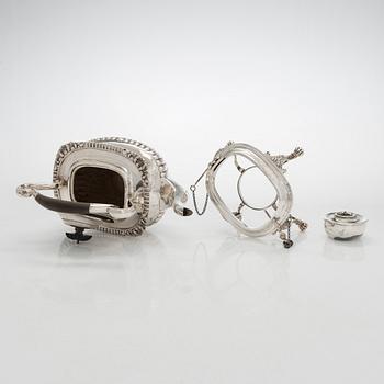 Teekannu lämmittimellä, sterlinghopeaa, Edward Barnard & Sons Ltd, Lontoo 1913.