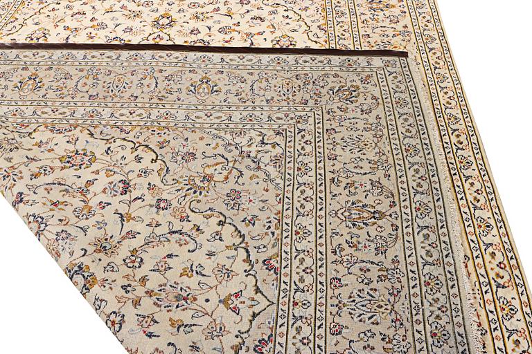 A Kashan carpet, c. 355 x 242 cm.