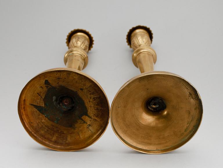 LJUSSTAKAR, 1 par, förgylld brons, empire, tidigt 1800-tal.