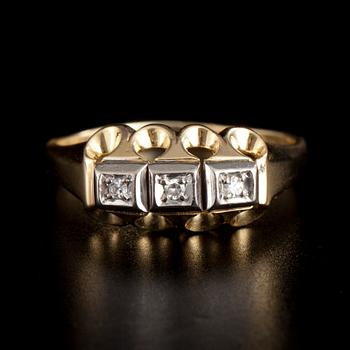 RING, 18K guld/vitguld. 8/8 slipade diamanter ca 0.045 ct. Vikt 4,5 g.