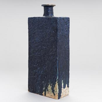 ANNIKKI HOVISAARI, VAS, stengods, signerad AH Arabia.