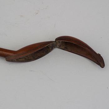 AN 18TH CENTURY WOODEN PIPE CASE.