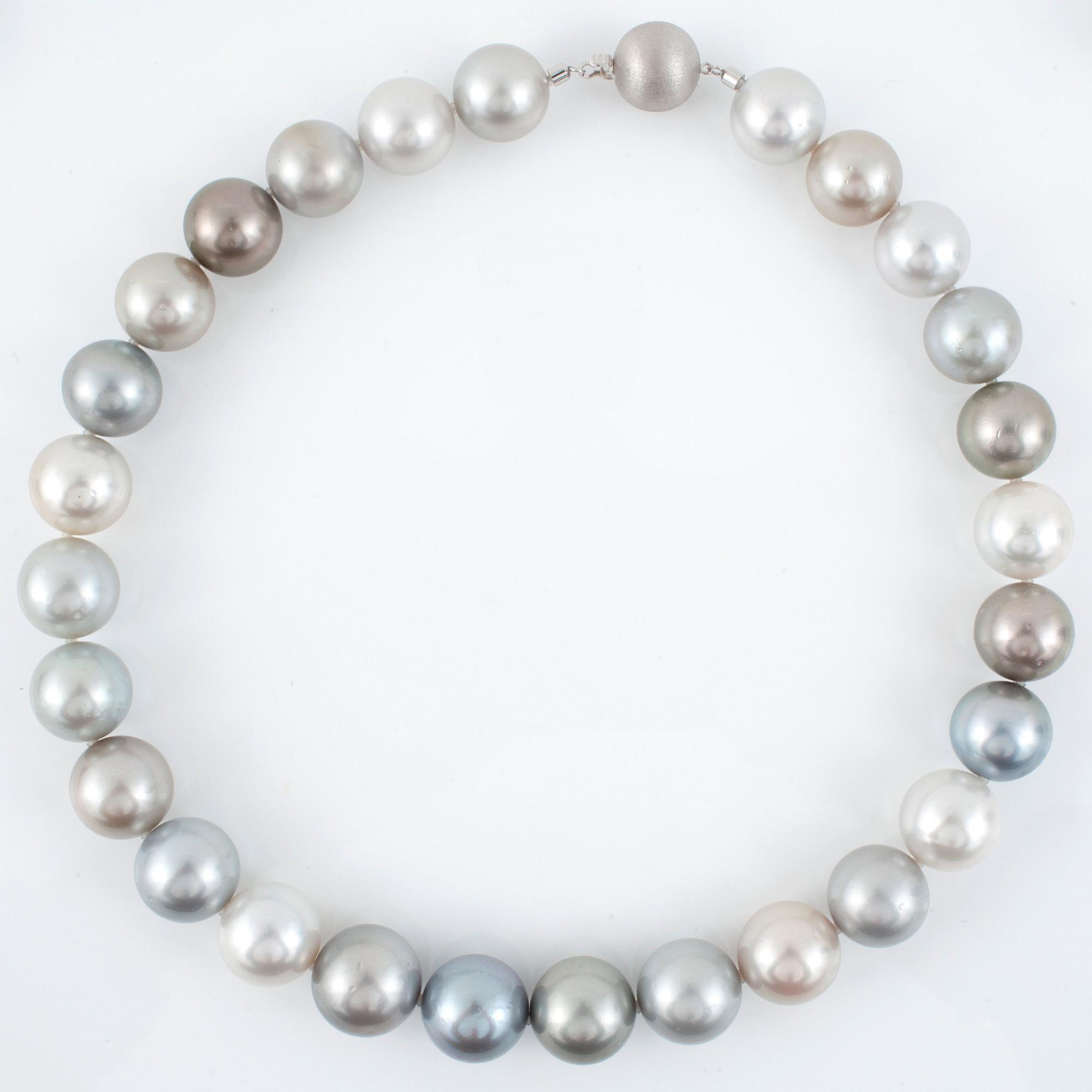 A cultured Tahiti pearl necklace. Ø 15.1 - 17.1 mm.
