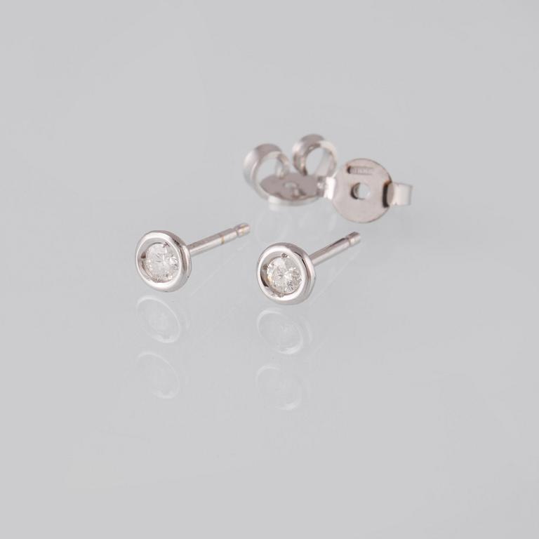 ÖRHÄNGEN, 18K vitguld med briljantslipade diamanter ca 0.19 ct. Vikt 1,4 gram.