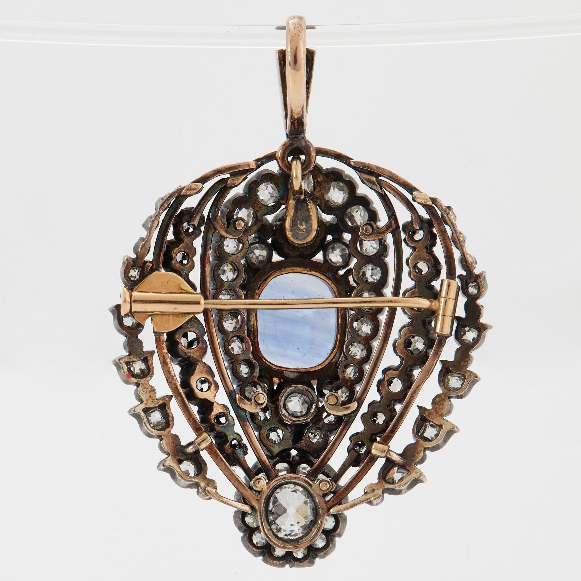 Brosch/hänge silver och 14K guld med en fasettslipad safir och gammalslipade diamanter.