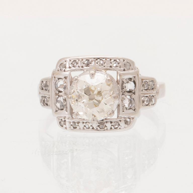 Ring 18K vitguld med gammalslipad diamant och rosenslipade diamanter.