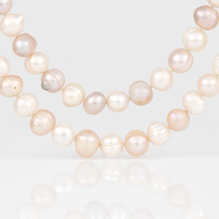 COLLIER, 2 st, odlade vita och rosa sötvattenpärlor.